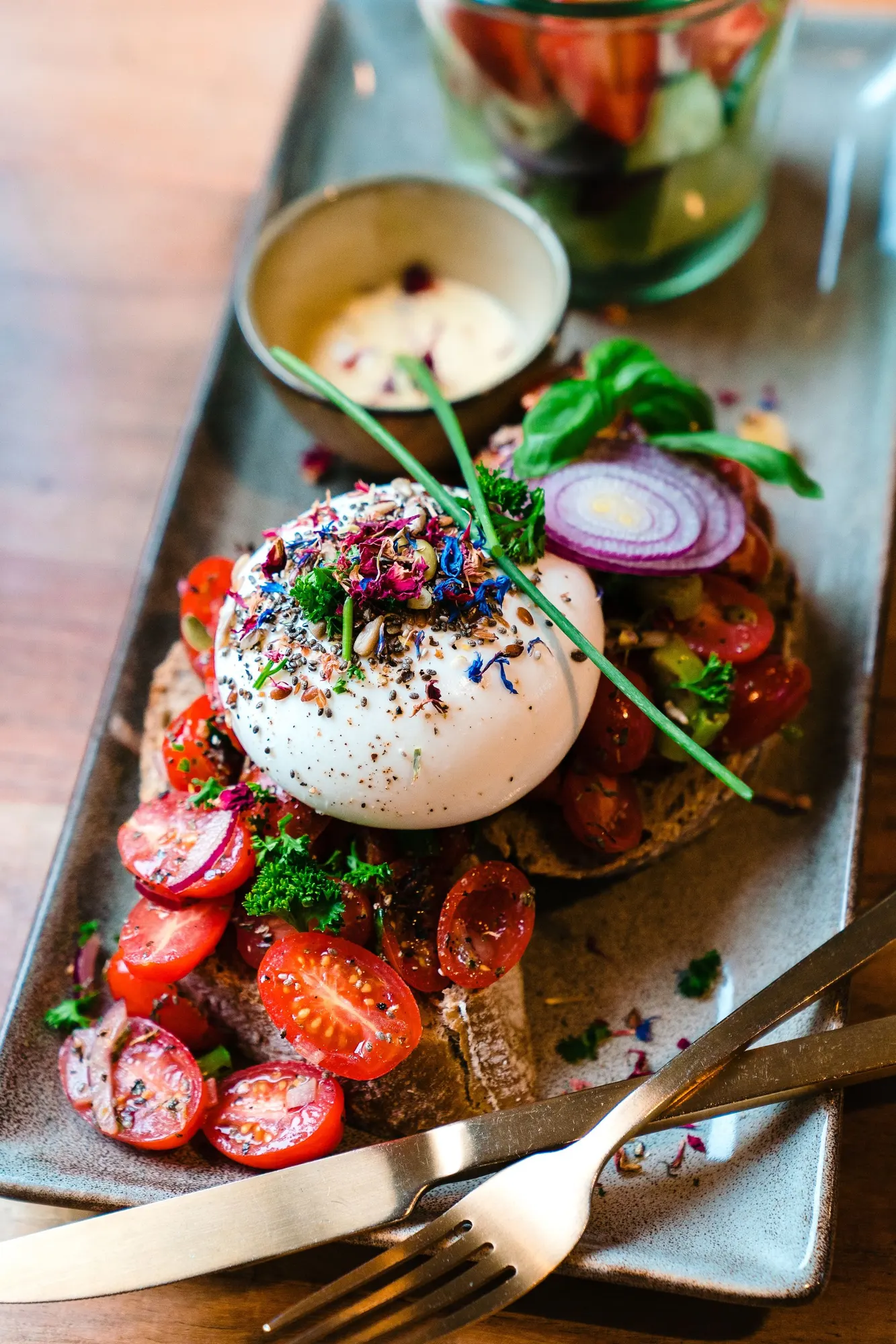 Toast met burrata, tomaatjes en rode ui